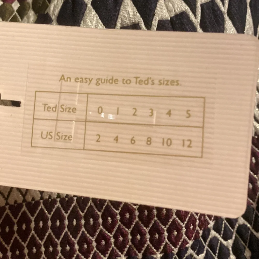 Mini skirt w/quilted details. Brand new with tags, never worn - Picture 4 of 6